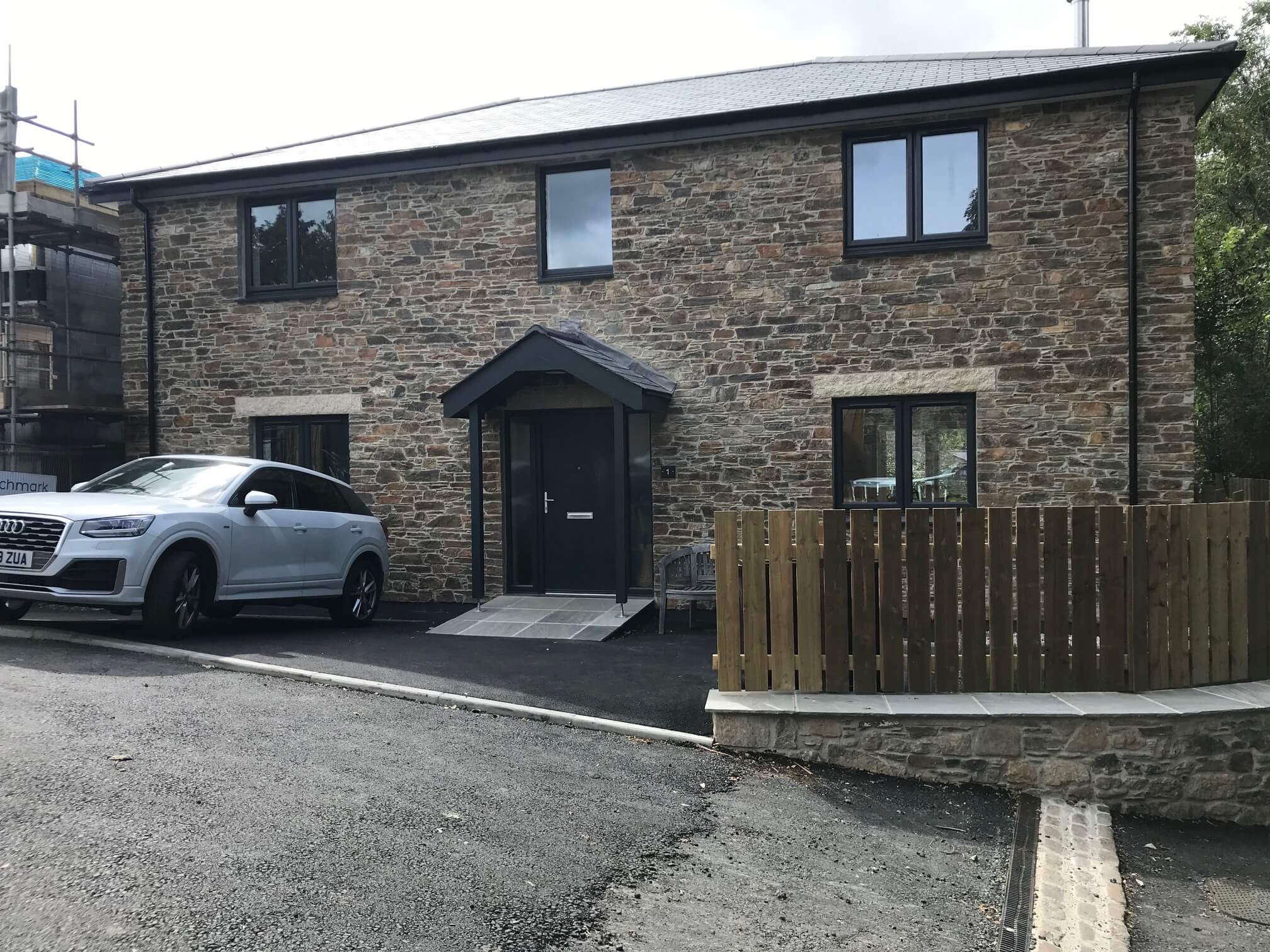 Black aluminium house install