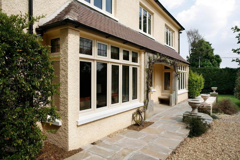 white bay windows in aluminium